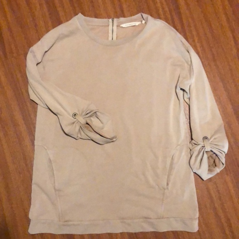 Soft surrounding tan long shirt small‎ zipper in the back gathered sleeves H7